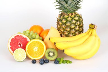 beyaz arkaplanda izole taze meyveler