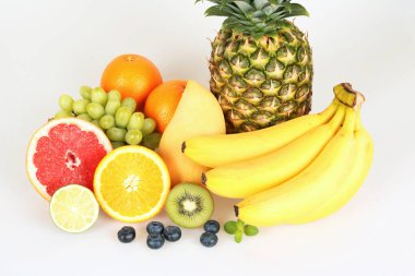 beyaz arkaplanda izole taze meyveler