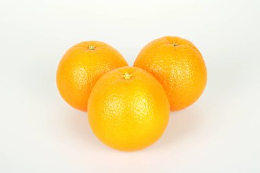 beyaz arkaplanda izole taze meyveler