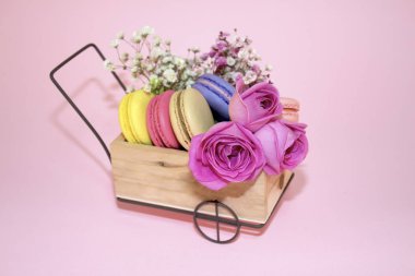 Pembe arka planda izole lezzetli macaroons çerçeve