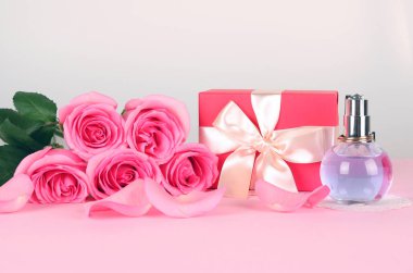 Güzel pembe gül beyaz arka plan izole