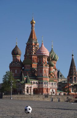 Moskova / Rusya 05.08.2018: Dikey görüntü kırmızı kare Aziz Basil Katedrali, soldaki topu önünde Moskova'da bir futbol topu