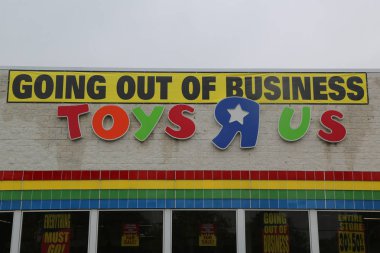BrooKLYN, New York - 18 Mayıs 2018: Brooklyn, New York 'taki Toys R Us mağazasının kapanış tabelası. Toys R Us, 11. Bölüm iflasının bir parçası olarak 182 mağazayı kapattı.