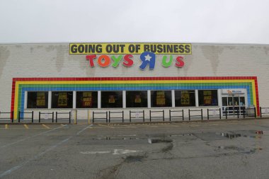 BrooKLYN, New York - 18 Mayıs 2018: Brooklyn, New York 'taki Toys R Us mağazasının kapanış tabelası. Toys R Us, 11. Bölüm iflasının bir parçası olarak 182 mağazayı kapattı.