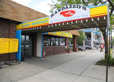 Brooklyn, New York - 20 Mayıs 2018: ünlü Randazzo'nın deniz tarağı Bar ve Emmons Caddesi yakınındaki Sheepshead Bay Road Brooklyn İtalyan Deniz ürünleri Restoran
