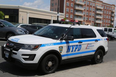 Brooklyn, New York - 20 Mayıs 2018: Nypd Brooklyn'de Sheepshead Bay Bay Fest sokak festivali sırasında güvenlik sağlar