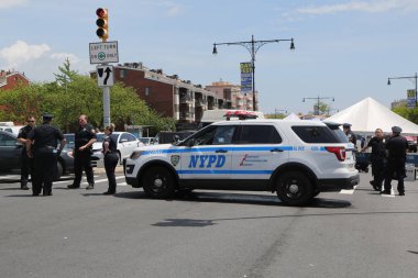 Brooklyn, New York - 20 Mayıs 2018: Nypd Brooklyn'de Sheepshead Bay Bay Fest sokak festivali sırasında güvenlik sağlar