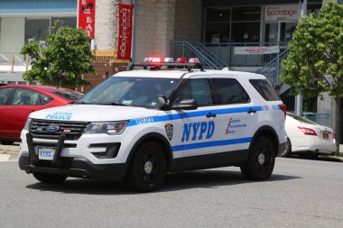 Brooklyn, New York - 20 Mayıs 2018: Nypd Brooklyn'de Sheepshead Bay Bay Fest sokak festivali sırasında güvenlik sağlar