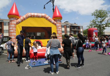Brooklyn, New York - 20 Mayıs 2018: çocuklar oyun bölge Brooklyn'de Sheepshead Bay Bay Fest sokak festivali sırasında