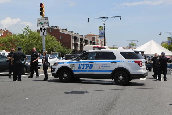 Brooklyn, New York - 20 Mayıs 2018: Nypd Brooklyn'de Sheepshead Bay Bay Fest sokak festivali sırasında güvenlik sağlar