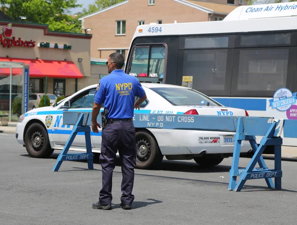 Brooklyn Nueva York Mayo 2018 Oficial Policía Asuntos Comunitarios Policía — Foto de Stock