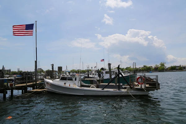ブルックリンのシープス ヘッド マリーナでブルックリン ニューヨーク 2018 漁師船 — ストック写真