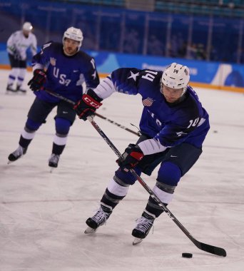 Kwandong, Güney Kore - 14 Şubat 2018: İleri Broc küçük bir takım Amerika Birleşik Devletleri erkekler buz hokeyi ön takım Slovenya karşı eylem oyun 2018 Kış Olimpiyat oyunları, yuvarlak