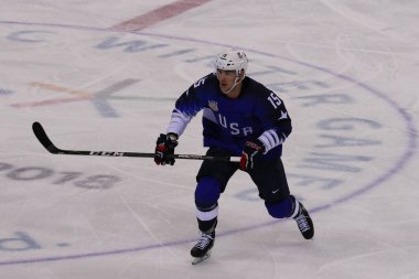 Kwandong, Güney Kore - 14 Şubat 2018: ileri Bobby Butler erkekler buz hokeyi oyunu 2018 Kış Olimpiyatları yuvarlak ön takım Slovenya karşı eylem takım Amerika Devletleri