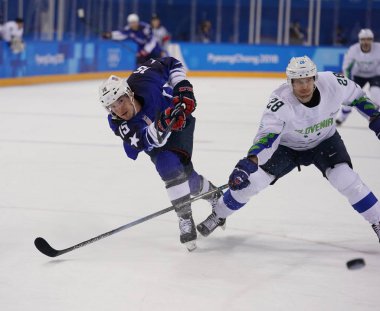 Kwandong, Güney Kore - 14 Şubat 2018: ileri Bobby Butler erkekler buz hokeyi oyunu 2018 Kış Olimpiyatları yuvarlak ön takım Slovenya karşı eylem takım Amerika Devletleri