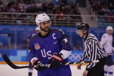 Kwandong, Güney Kore - 14 Şubat 2018: Kaptan Brian Gionta erkekler buz hokeyi oyunu 2018 Kış Olimpiyatları yuvarlak ön takım Slovenya karşı eylem takım Amerika Devletleri
