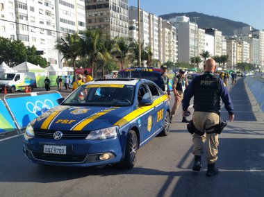 Rio De Janeiro, Brezilya - 6 Ağustos 2016: Brezilya Federal Otoyol polisi Rio 2016 Olimpiyat Oyunları Rio de Janeiro Rio 2016 Olimpiyat Bisiklete binme erkekler yol yarış of için güvenlik sağlar