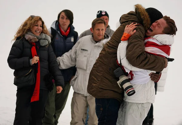 オリンピック チャンピオンのショーン ホワイトが 2018 年冬季オリンピックで最終男子スノーボードのハーフパイプで家族や友人と共に勝利を祝うピョンチャン 2018 — ストック写真