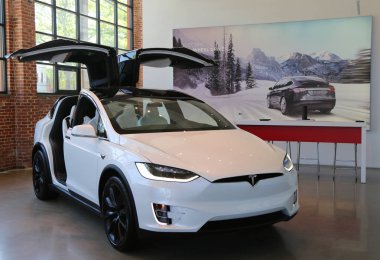 Brooklyn, New York - 24 Mayıs 2018: Tesla Model X kırmızı kanca Brooklyn, New York, yeni Tesla galerisinde sergilenen