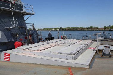 New York - 24 Mayıs 2018: Dikey başlatılması sistem güdümlü füze destroyeri Uss Mitscher filo hafta 2018 yılında New York sırasında üzerinde Tomahawk füzeleri için