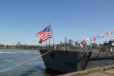 New York - 24 Mayıs 2018: Uss Mitscher filo hafta 2018 yılında New York sırasında Brooklyn Cruise Terminal içinde yuvalanmış bizi deniz kuvvetleri Arleigh Burke sınıfı muhrip. 