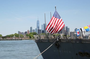 New York - 24 Mayıs 2018: Uss Mitscher filo hafta 2018 yılında New York sırasında Brooklyn Cruise Terminal içinde yuvalanmış bizi deniz kuvvetleri Arleigh Burke sınıfı muhrip. 