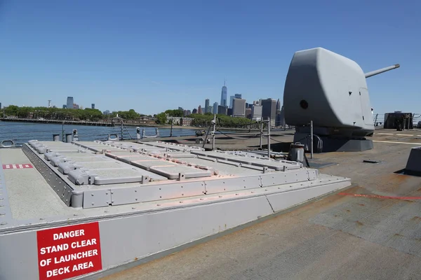 2018年5月24日 在2018在纽约舰队周 Mitscher 号导弹驱逐舰上的战斧飞弹垂直发射系统 — 图库照片
