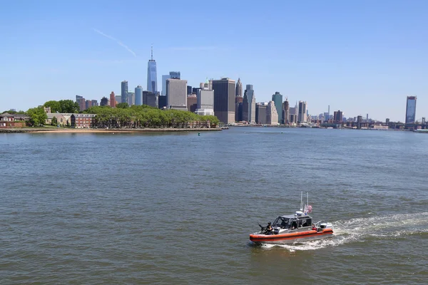 Nueva York Mayo 2018 Pequeño Bote Respuesta Guardia Costera Los — Foto de Stock