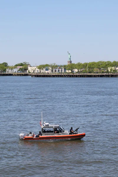 Nueva York Mayo 2018 Pequeño Bote Respuesta Guardia Costera Los —  Fotos de Stock