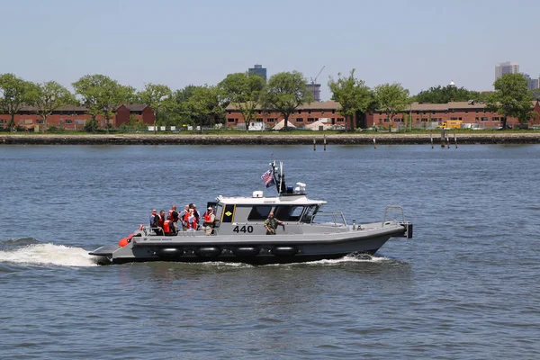 2018年5月24日 纽约海军民兵军事应急艇在2018舰队周期间在纽约港提供安全保障 — 图库照片