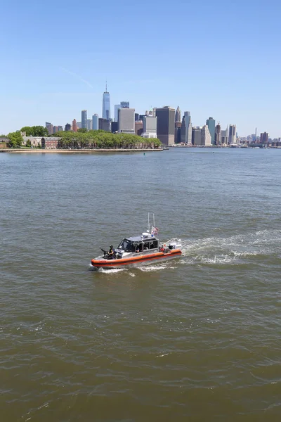 Nueva York Mayo 2018 Pequeño Bote Respuesta Guardia Costera Los — Foto de Stock