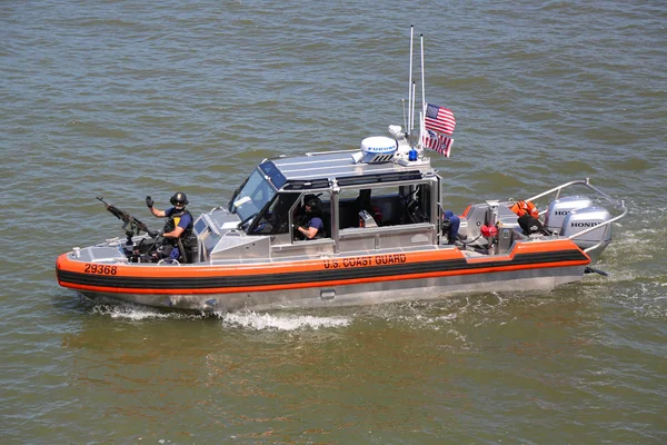 Nueva York Mayo 2018 Pequeño Bote Respuesta Guardia Costera Los — Foto de Stock