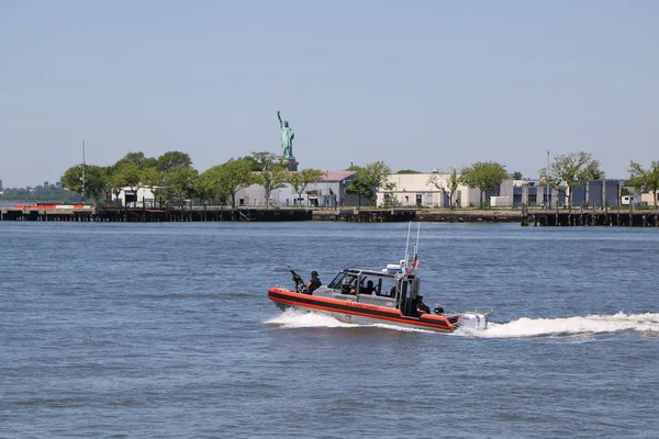 Nueva York Mayo 2018 Pequeño Bote Respuesta Guardia Costera Los —  Fotos de Stock