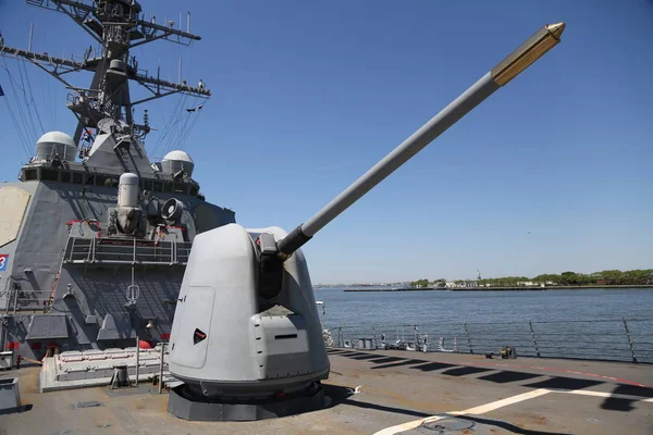 2018年5月24日 在美国海军甲板上装有5英寸枪的炮塔 Arleigh 伯克级驱逐舰 Uss Mitscher 在2018舰队星期在纽约 — 图库照片