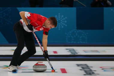 Tarihleri, Güney Kore - 10 Şubat 2018: Karışık çiftler hepsini bir kez deneme kıvırma maçında 2018 Kış Olimpiyatları'nda Kanada Olimpiyat Şampiyonu John Morris yarışıyor