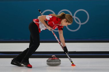 Tarihleri, Güney Kore - 10 Şubat 2018: Karışık çiftler hepsini bir kez deneme kıvırma maçında 2018 Kış Olimpiyatları'nda Kanada Olimpiyat şampiyonu Kaitlyn Lawes yarışıyor