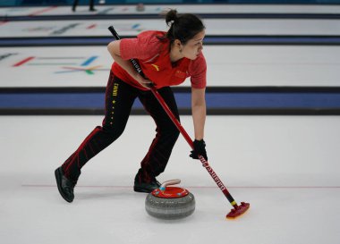 Tarihleri, Güney Kore - 10 Şubat 2018: Rui Wang Çin'in karışık çiftler hepsini bir kez deneme kıvırma maçında 2018 Kış Olimpiyatları'nda yarışmaktadır