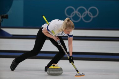 Tarihleri, Güney Kore - 10 Şubat 2018: Oona Kauste Finlandiya'nın karışık çiftler hepsini bir kez deneme kıvırma maçında 2018 Kış Olimpiyatları'nda yarışmaktadır