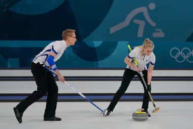 Tarihleri, Güney Kore - 10 Şubat 2018: 2018 Kış Olimpiyatları'nda karışık çiftler hepsini bir kez deneme kıvırma maçta Oona Kauste ve Tomi Rantamaeki Finlandiya'nın rekabet