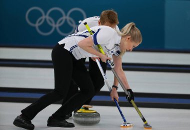 Tarihleri, Güney Kore - 10 Şubat 2018: 2018 Kış Olimpiyatları'nda karışık çiftler hepsini bir kez deneme kıvırma maçta Oona Kauste ve Tomi Rantamaeki Finlandiya'nın rekabet