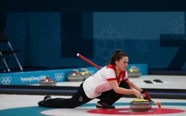 Tarihleri, Güney Kore - 10 Şubat 2018: Karışık çiftler hepsini bir kez deneme kıvırma maçında 2018 Kış Olimpiyatları'nda gümüş madalya Jenny Perret İsviçre yarışıyor