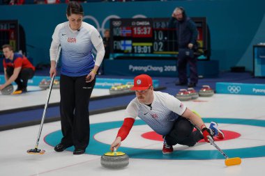 Tarihleri, Güney Kore - 10 Şubat 2018: Amerika Birleşik Devletleri kardeşleri Matt ve Becca Hamilton kıvırma karışık çiftler hepsini birer kez deneme oturum 2018 Kış Olimpiyat Oyunları'nda rekabet
