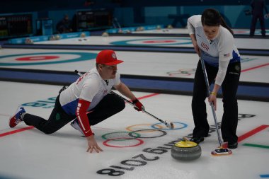 Tarihleri, Güney Kore - 10 Şubat 2018: Amerika Birleşik Devletleri kardeşleri Matt ve Becca Hamilton kıvırma karışık çiftler hepsini birer kez deneme oturum 2018 Kış Olimpiyat Oyunları'nda rekabet