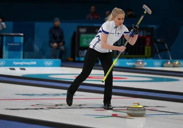 Tarihleri, Güney Kore - 10 Şubat 2018: Oona Kauste Finlandiya'nın karışık çiftler hepsini bir kez deneme kıvırma maçında 2018 Kış Olimpiyatları'nda yarışmaktadır