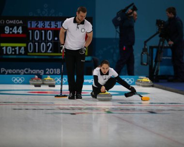 Tarihleri, Güney Kore - 10 Şubat 2018: 2018 Olimpiyatları'nda karışık çiftler hepsini bir kez deneme kıvırma maçta Aleksandr Krushelnitskii ve Anastasia Bryzgalova Rusya'dan olimpik sporcunun rekabet