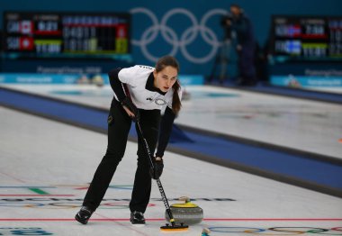 Tarihleri, Güney Kore - 10 Şubat 2018: Anastasia Bryzgalova Rusya'dan Olimpik sporcunun karışık çiftler hepsini bir kez deneme kıvırma maçında 2018 Olimpiyatları'nda yarışmaktadır