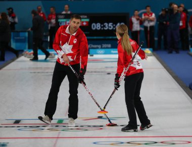 Tarihleri, Güney Kore - 10 Şubat 2018: Karışık çiftler hepsini bir kez deneme kıvırma maçında 2018 Kış Olimpiyatları Olimpiyat şampiyonu Kaitlyn Lawes ve John Morris Kanada rekabet