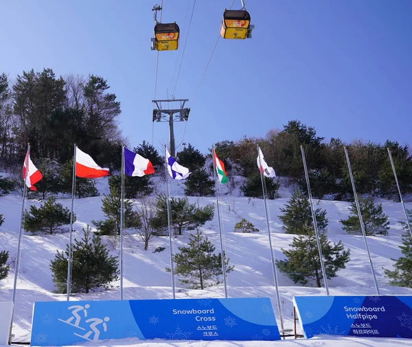 Pyeongchang, Güney Kore - 13 Şubat 2018: Phoenix Ski Hotel Phoenix kar parkta Pyeongchang, Güney Kore. Snowboard ve serbest stil kayak 2018 Kış Olimpiyatları sırasında yapıldı.