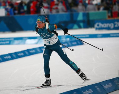 Pyeongchang, Güney Kore - 10 Şubat 2018: Anastasiya Merkushyna Ukrayna Biatlon içinde kadınlar'ın rekabet 7.5km Sprint Alpensia Biatlon merkezinde 2018 Kış Olimpiyatları