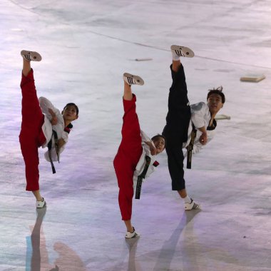PYEONGCHANG, Güney Kore - 9 Şubat 2018: Pyeongchang Olimpiyat Stadyumu 'ndaki Pyeongchang 2018 Olimpiyat Kış Oyunları' ndaki açılış töreninden önce Kuzey-Güney tekvando takımı sahne aldı.